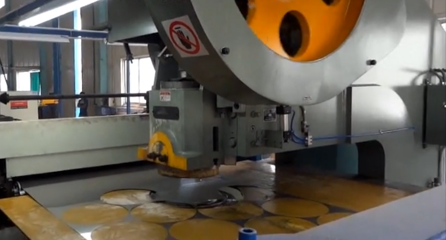 Circle cutting press producing stainless steel circles